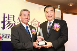 Автомастер: иллюстрация к новостям о поставках оборудования для автосервиса, металлической мебели, слесарного инструмента, пневмоинструмента и электроинструмента.