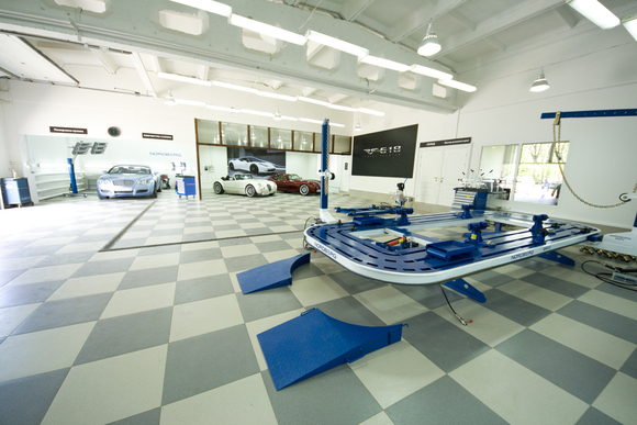 Автомастер: иллюстрация к новостям о поставках оборудования для автосервиса, металлической мебели, слесарного инструмента, пневмоинструмента и электроинструмента.