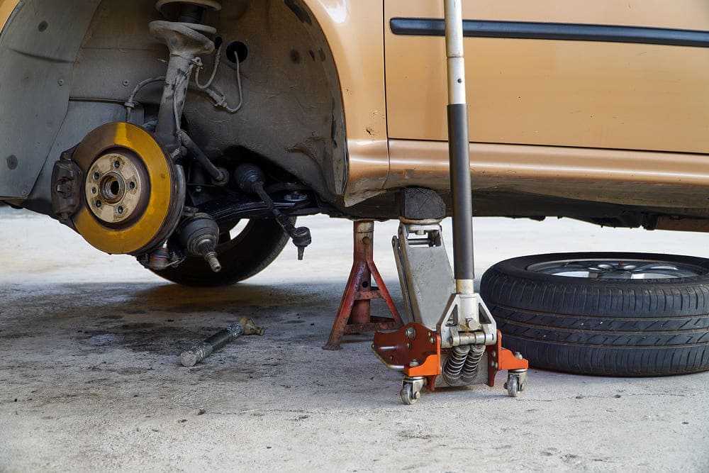 Установка страховочной подставки под автомобиль после подъема домкратом