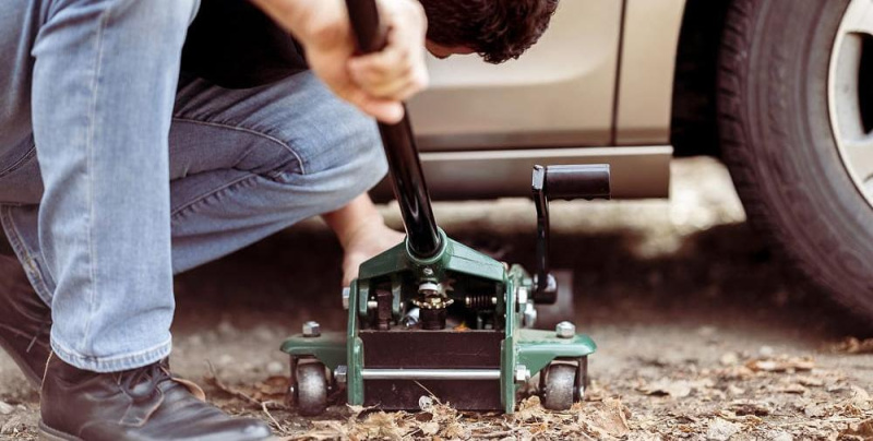 Как пользоваться подкатным домкратом