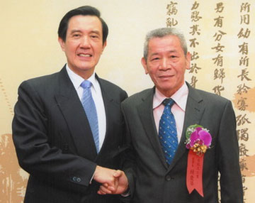Исполнительный директор King Tony Tools Co., Ltd. Чарльз Лай (справа) после получения высшей награды Тайваня – National Brand of Yushan – от президента республики Ма Инцзю.
